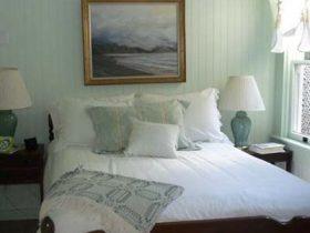 5 Tips For Creating A Cozy and Calm Bedroom