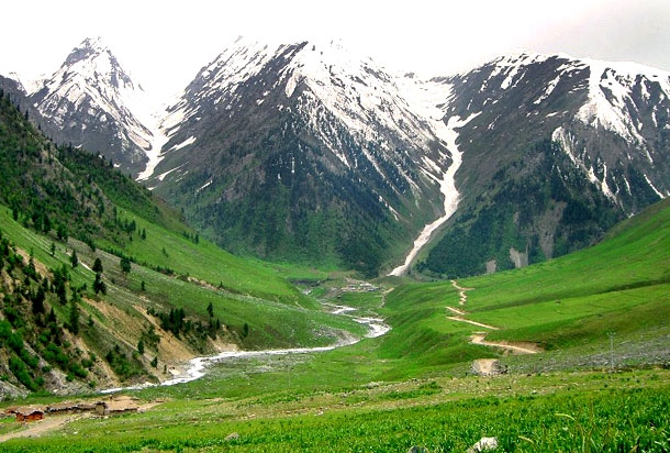 Places That You Must See With Kashmir Packages