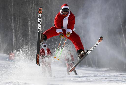Around 200 Skiing Santas Managed To Deal With Slopes In Maine