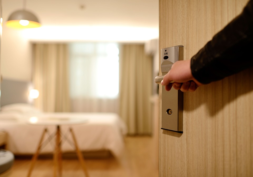 Travel Made Simple: 5 Things To Consider Before Checking Into A Hotel Room